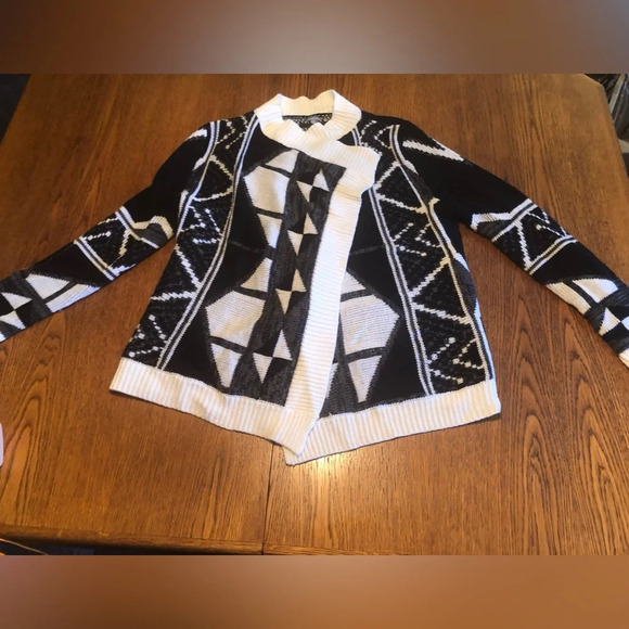 Charlotte Russe Geometric Cardigan - Picture 10 of 11